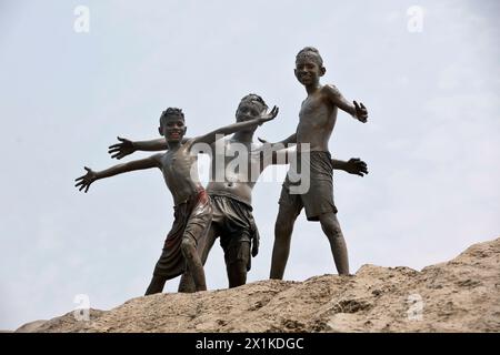 Khulna, Bangladesh - 14 aprile 2024: I bambini coraggiosi del villaggio giocano con l'argilla a paikgacha a khulna, Bangladesh. Foto Stock