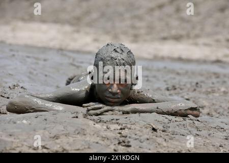 Khulna, Bangladesh - 14 aprile 2024: I bambini coraggiosi del villaggio giocano con l'argilla a paikgacha a khulna, Bangladesh. Foto Stock