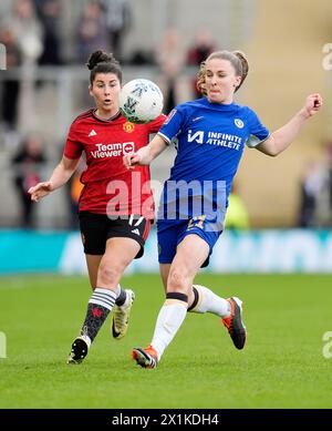 Lucia Garcia (a sinistra) del Manchester United e Niamh Charles del Chelsea si battono per il pallone durante la semifinale di Adobe Women's fa Cup al Leigh Sports Village. Data foto: Domenica 14 aprile 2024. Foto Stock