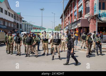 Srinagar, India. 17 aprile 2024. I soldati paramilitari indiani sono in guardia durante una processione religiosa per celebrare il festival RAM Navami a Srinagar. RAM Navami è un importante festival indù celebrato in India durante il periodo di buon auspicio di Chaitra Navratri. Segna il compleanno di Lord Rama, uno dei dieci avatar di Lord Vishnu e figura centrale dell'epica indù, il Ramayana. Credito: SOPA Images Limited/Alamy Live News Foto Stock