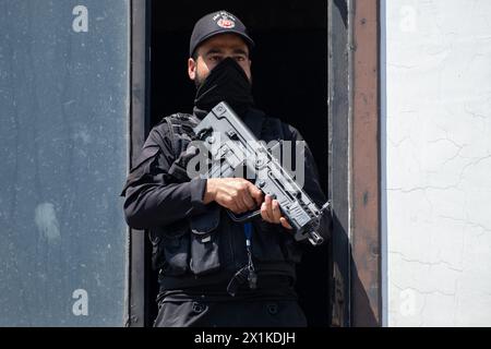 Srinagar, India. 17 aprile 2024. Il trooper paramilitare indiano mantiene la veglia durante una processione religiosa per celebrare il festival RAM Navami a Srinagar. RAM Navami è un importante festival indù celebrato in India durante il periodo di buon auspicio di Chaitra Navratri. Segna il compleanno di Lord Rama, uno dei dieci avatar di Lord Vishnu e figura centrale dell'epica indù, il Ramayana. Credito: SOPA Images Limited/Alamy Live News Foto Stock