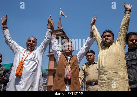 Srinagar, India. 17 aprile 2024. I devoti indù ballano durante una processione religiosa per celebrare il festival RAM Navami a Srinagar. RAM Navami è un importante festival indù celebrato in India durante il periodo di buon auspicio di Chaitra Navratri. Segna il compleanno di Lord Rama, uno dei dieci avatar di Lord Vishnu e figura centrale dell'epica indù, il Ramayana. Credito: SOPA Images Limited/Alamy Live News Foto Stock