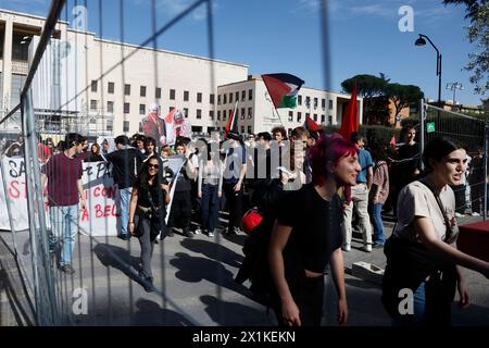 Roma, Italia. 16 aprile 2024. Gli studenti dei comitati per la Palestina manifestano alla Sapienza contro la riunione del senato accademico a cui partecipa la Fondazione Elisabeth de Rothschild - Cronaca- Roma, Italia - Marted&#xec;, 16 aprile 2024 (foto Cecilia Fabiano/LaPresse)&#xa0; gli studenti dei comitati per la Palestina manifestano a Sapienza contro l'incontro del senato accademico con la Fondazione Elisabeth de Rothschild - News - Roma, Italia - martedì 16 aprile 2024 (foto Cecilia Fabiano/LaPresse) crediti: LaPresse/Alamy Live News Foto Stock