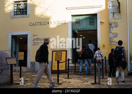 Visitatori all'ingresso della biglietteria Castelo de S. Jorge a Lisbona, Portogallo. 1° febbraio 2024. Foto Stock