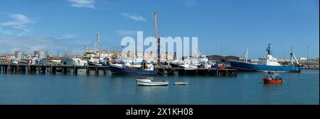 Panorama delle navi ormeggiate e delle imbarcazioni nel porto di Luderitz in Namibia. Foto Stock