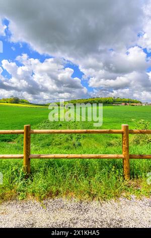 Vista sui terreni agricoli seminati con grano invernale e le nuvole di pioggia di Stratocumulus che si radunano nella Francia centrale. Foto Stock