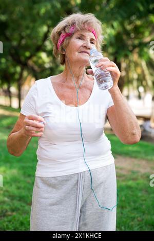 Sport maturo acqua potabile nel parco Foto Stock