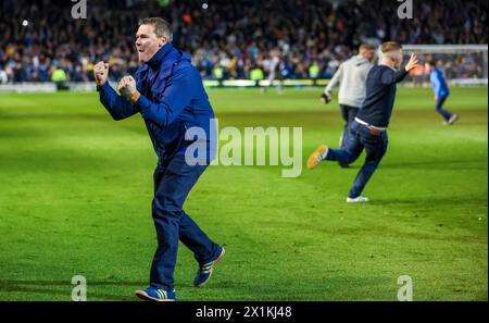 I tifosi del Portsmouth festeggiano dopo che il terzo gol è stato segnato durante la partita di Sky Bet League One a Fratton Park, Portsmouth. Data foto: Martedì 16 aprile 2024. Foto Stock