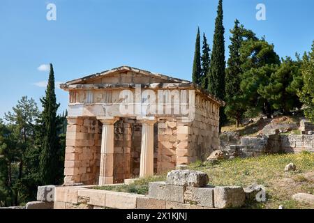 Il tesoro di Atene o Tesoro Ateniese in Delphi. Delphi è antico santuario che è cresciuto ricco come sede di Oracle che è stato consultato su importanti de Foto Stock