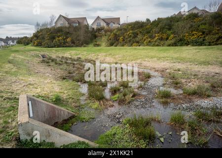 Schema di drenaggio urbano sostenibile, per prevenire inondazioni improvvise che travolgono il sistema di smaltimento delle acque reflue. Cala Homes Cults Aberdeen Foto Stock