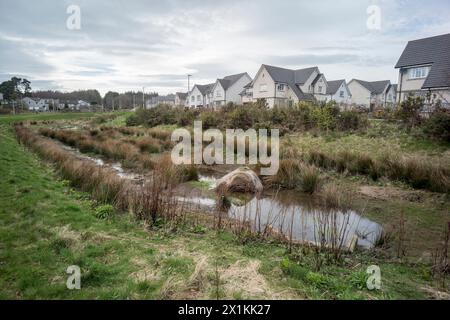 Schema di drenaggio urbano sostenibile, per prevenire inondazioni improvvise che travolgono il sistema di smaltimento delle acque reflue. Cala Homes Cults Aberdeen Foto Stock