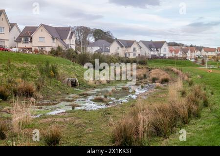 Schema di drenaggio urbano sostenibile, per prevenire inondazioni improvvise che travolgono il sistema di smaltimento delle acque reflue. Cala Homes Cults Aberdeen Foto Stock