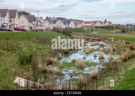 Schema di drenaggio urbano sostenibile, per prevenire inondazioni improvvise che travolgono il sistema di smaltimento delle acque reflue. Cala Homes Cults Aberdeen Foto Stock