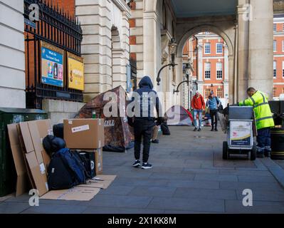 Londra, Regno Unito. 17 aprile 2024. Persone che vivono nelle tende della chiesa di San Paolo a Covent Garden. Dal 1824, il Vagrancy Act ha reso un crimine dormire bruscamente o implorare in Inghilterra e Galles. I ministri stanno cercando di sostituire la legge di 200 anni Vagrancy del 1824 - che rende illegale il sonno duro - con la sua nuova legge sulla giustizia penale, che secondo il governo mirerà invece a "implorare fastidiosi” credito: Karl Black/Alamy Live News Foto Stock