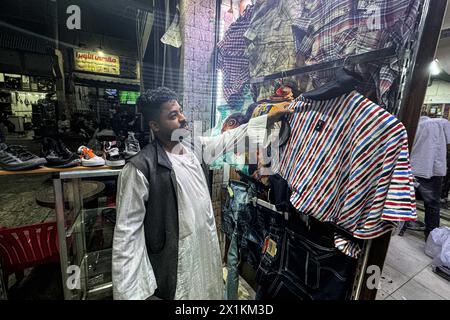 Cairo, Egitto. 16 aprile 2024. Un uomo sudanese vende vestiti nel quartiere al-Sufi nel centro del Cairo, in Egitto, il 16 aprile 2024. Dallo scoppio del conflitto un anno fa, più di 500.000 sudanesi sono fuggiti in Egitto, secondo i dati pubblicati dal Ministero degli affari Esteri egiziano a marzo. PER ANDARE CON "Feature: Sudanesi sfollati da conflitti, si sforzano di ricostruire vite in Egitto" crediti: Ahmed Gomaa/Xinhua/Alamy Live News Foto Stock