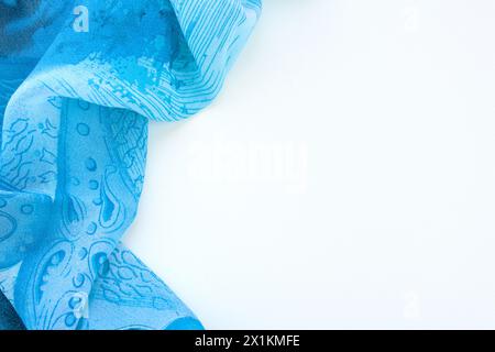Tessuto blu su sfondo bianco con spazio per la copia. Sfondo astratto trama orizzontale. Foto Stock