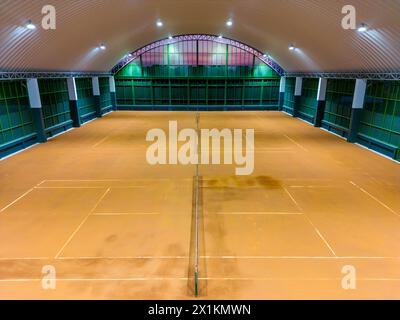 Phuket, Tailandia - 2 marzo 2024: Campo da tennis in argilla al coperto situato a Phuket, Tailandia. I campi in argilla sono costruiti su una base di pietra frantumata, mattoni Foto Stock