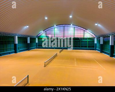 Phuket, Tailandia - 2 marzo 2024: Campo da tennis in argilla al coperto situato a Phuket, Tailandia. I campi in argilla sono costruiti su una base di pietra frantumata, mattoni Foto Stock