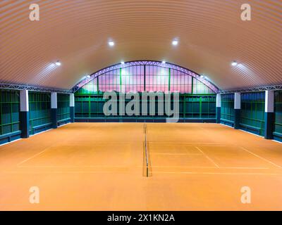 Phuket, Tailandia - 2 marzo 2024: Campo da tennis in argilla al coperto situato a Phuket, Tailandia. I campi in argilla sono costruiti su una base di pietra frantumata, mattoni Foto Stock