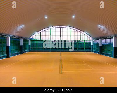 Phuket, Tailandia - 2 marzo 2024: Campo da tennis in argilla al coperto situato a Phuket, Tailandia. I campi in argilla sono costruiti su una base di pietra frantumata, mattoni Foto Stock