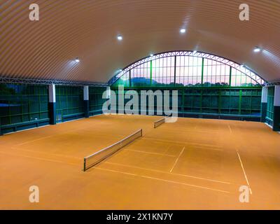 Phuket, Tailandia - 2 marzo 2024: Campo da tennis in argilla al coperto situato a Phuket, Tailandia. I campi in argilla sono costruiti su una base di pietra frantumata, mattoni Foto Stock