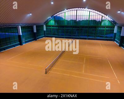 Phuket, Tailandia - 2 marzo 2024: Campo da tennis in argilla al coperto situato a Phuket, Tailandia. I campi in argilla sono costruiti su una base di pietra frantumata, mattoni Foto Stock