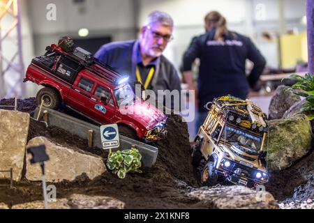 Dortmund, Germania. 17 aprile 2024. I modelli di autocarri e veicoli fuoristrada si snodano lungo un percorso fuoristrada alla fiera Intermodellbau. La fiera del tempo libero di quattro giorni inizia il 18 aprile. Gli appassionati possono aspettarsi innovazioni in modellini di ferrovie, aeroplani, auto da corsa, macchinari per l'edilizia, camion e navi in miniatura. Crediti: Dieter Menne/dpa/Alamy Live News Foto Stock