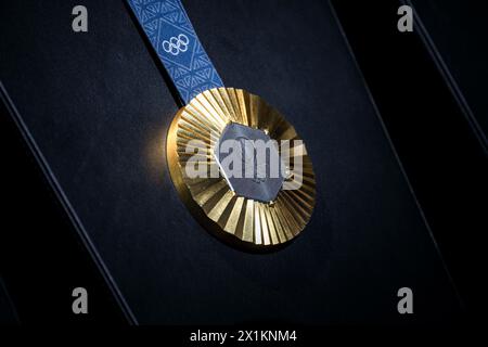 Parigi, Francia. 17 aprile 2024. Questa foto mostra le medaglie olimpiche delle olimpiadi di Parigi 2024 del 17 aprile 2024. Foto di Eliot Blondet/ABACAPRESS.COM credito: Abaca Press/Alamy Live News Foto Stock