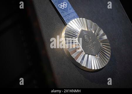 Parigi, Francia. 17 aprile 2024. Questa foto mostra le medaglie olimpiche delle olimpiadi di Parigi 2024 del 17 aprile 2024. Foto di Eliot Blondet/ABACAPRESS.COM credito: Abaca Press/Alamy Live News Foto Stock