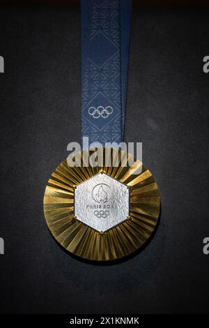 Parigi, Francia. 17 aprile 2024. Questa foto mostra le medaglie olimpiche delle olimpiadi di Parigi 2024 del 17 aprile 2024. Foto di Eliot Blondet/ABACAPRESS.COM credito: Abaca Press/Alamy Live News Foto Stock