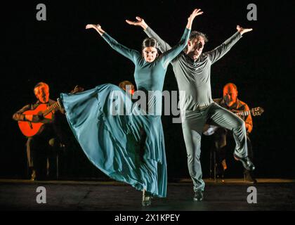 Londra, Regno Unito. 17 aprile 2024. In mostra due pezzi della seconda metà dello spettacolo, qui "Tientos - pas de deux", ballato da Adriana Bilbao (in abito verde acqua) e Angel Muñoz. Il chitarrista, compositore e produttore di flamenco Paco Peña e la sua compagnia tornano al Sadler's Wells Theatre con Solera dal 17 al 29 aprile. Crediti: Imageplotter/Alamy Live News Foto Stock