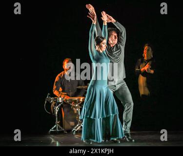 Londra, Regno Unito. 17 aprile 2024. In mostra due pezzi della seconda metà dello spettacolo, qui "Tientos - pas de deux", ballato da Adriana Bilbao (in abito verde acqua) e Angel Muñoz. Il chitarrista, compositore e produttore di flamenco Paco Peña e la sua compagnia tornano al Sadler's Wells Theatre con Solera dal 17 al 29 aprile. Crediti: Imageplotter/Alamy Live News Foto Stock