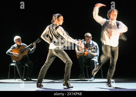 Londra, Regno Unito. 17 aprile 2024. Presentando due pezzi della seconda metà dello spettacolo, qui "Farruca", dove Paco Peña suona per il ballerino Angel Muñoz e Dani de Morón suona per il ballerino Gabriel Matías al Sadler's Wells Theatre. Il chitarrista, compositore e produttore di flamenco Paco Peña e la sua compagnia tornano al Sadler's Wells Theatre con Solera dal 17 al 29 aprile. Crediti: Imageplotter/Alamy Live News Foto Stock