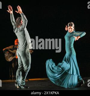 Londra, Regno Unito. 17 aprile 2024. In mostra due pezzi della seconda metà dello spettacolo, qui "Tientos - pas de deux", ballato da Adriana Bilbao (in abito verde acqua) e Angel Muñoz. Il chitarrista, compositore e produttore di flamenco Paco Peña e la sua compagnia tornano al Sadler's Wells Theatre con Solera dal 17 al 29 aprile. Crediti: Imageplotter/Alamy Live News Foto Stock