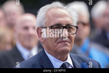 St James's Square, Londra, Regno Unito. 17 aprile 2024. Gli agenti di polizia in pensione provenienti da tutto il Regno Unito si uniscono alla famiglia e agli amici dell'agente di polizia Yvonne Fletcher fuori dall'ex ambasciata libica di Londra nel 40° anniversario dell'omicidio dell'ufficiale di 25 anni. La mattina del 17 aprile 1984 il PC Fletcher e altri agenti della polizia metropolitana sono stati schierati in una protesta anti libica che ha avuto luogo fuori dall'Ambasciata, quando una serie di colpi sono stati sparati dal primo piano dell'edificio. Un proiettile ha colpito il PC Fletcher causando lesioni mortali. Nonostante l'arresto del liade libico nel 2015 Foto Stock