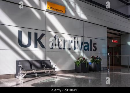 Segnaletica per gli arrivi nel Regno Unito all'aeroporto di Heathrow, aprile 2024, Hillingdon Foto Stock