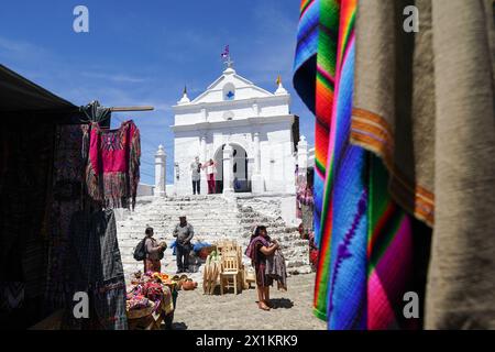 Vista esterna della piccola cappella di El Calvario dal mercato settimanale di Chichicastenango, Guatemala. La Chiesa cattolica e le credenze maya si mescolarono molto tempo fa nelle regioni indigene del Guatemala in un processo chiamato sincretismo. Foto Stock