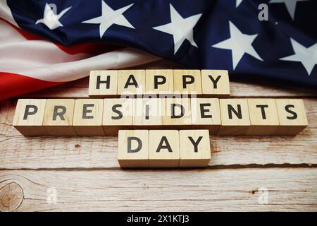 Lettera alfabetica del giorno dei presidenti felici e bandiera americana su sfondo di legno Foto Stock