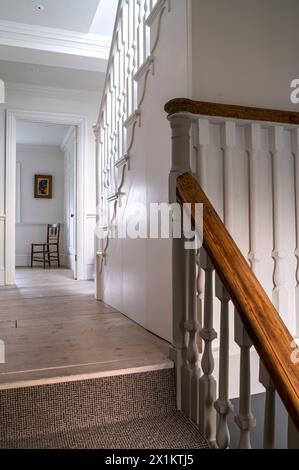Banister in legno e corridoio di atterraggio nell'elegante residenza georgiana di Greenwich, Londra, Regno Unito Foto Stock