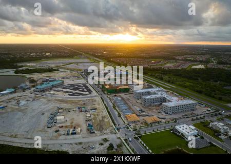 Vista aerea di cornici incompiate di edifici di appartamenti pronti per il montaggio di travi in legno in costruzione. Sviluppo di alloggi residenziali in Foto Stock