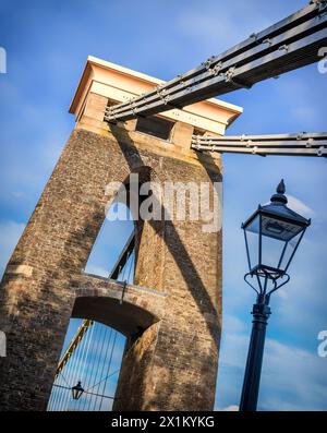 Torre di supporto ovest e lampione del ponte sospeso Clifton sul fiume Avon a Bristol Foto Stock