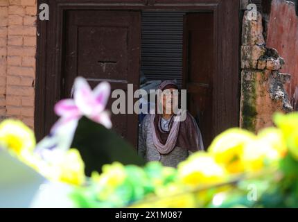 Srinagar, India. 17 aprile 2024. Una donna kashmiri che guarda una processione religiosa per celebrare il festival di RAM Navami a Srinagar. RAM Navami segna la nascita del dio indù Rama. (Immagine di credito: © Firdous Nazir/eyepix via ZUMA Press Wire) SOLO PER USO EDITORIALE! Non per USO commerciale! Foto Stock