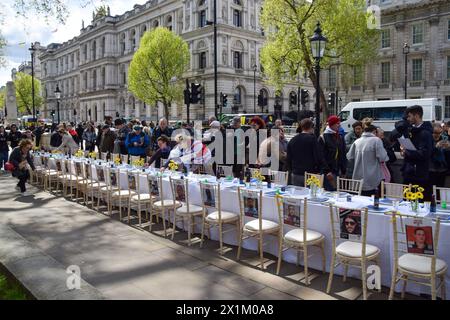Londra, Regno Unito. 17 aprile 2024. Gli attivisti pro-Israele hanno istituito un tavolo vuoto di Seder di Pesach di fronte a Downing Street, chiedendo il rilascio degli ostaggi israeliani detenuti da Hamas a Gaza. Crediti: Vuk Valcic/Alamy Live News Foto Stock