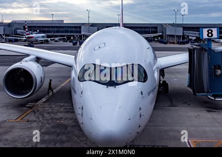 Gli aerei a fusoliera larga della compagnia aerea Iberia parcheggiati presso l'aeroporto internazionale John F. Kennedy, originariamente noto come Aeroporto Idlewild, a New York City (USA), prepa Foto Stock