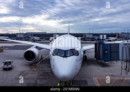 Gli aerei a fusoliera larga della compagnia aerea Iberia parcheggiati presso l'aeroporto internazionale John F. Kennedy, originariamente noto come Aeroporto Idlewild, a New York City (USA), prepa Foto Stock