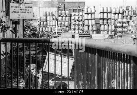 Fotografia d'archivio in bianco e nero degli anni '1990 della costa meridionale del Tamigi tra Greenwich e Deptford Creek mostra un cartello degli agenti immobiliari che offre un eccitante sviluppo Riverside. Foto Stock