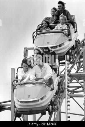 I PASSEGGERI POTRANNO DIVERTIRSI ALLA FIERA NONOSTANTE I PROBLEMI DI SICUREZZA A FUN ACRES, CLARENCE PIER, SOUTHSEA, 1988 PIC MIKE WALKER 1988 Foto Stock