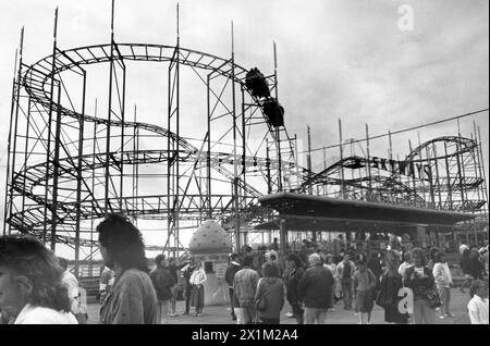 I PASSEGGERI POTRANNO DIVERTIRSI ALLA FIERA NONOSTANTE I PROBLEMI DI SICUREZZA A FUN ACRES, CLARENCE PIER, SOUTHSEA, 1988 PIC MIKE WALKER 1988 Foto Stock