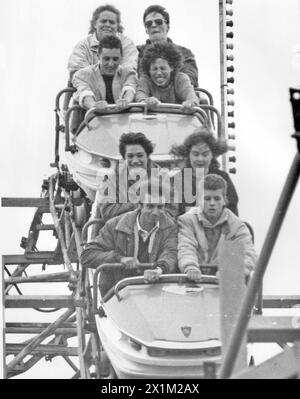 I PASSEGGERI POTRANNO DIVERTIRSI ALLA FIERA NONOSTANTE I PROBLEMI DI SICUREZZA A FUN ACRES, CLARENCE PIER, SOUTHSEA, 1988 PIC MIKE WALKER 1988 Foto Stock