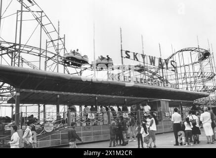 I PASSEGGERI POTRANNO DIVERTIRSI ALLA FIERA NONOSTANTE I PROBLEMI DI SICUREZZA A FUN ACRES, CLARENCE PIER, SOUTHSEA, 1988. LE MONTAGNE RUSSE SONO SUPPORTATE DA TRONCHI D'ALBERO. PIC MIKE WALKER 1988 Foto Stock